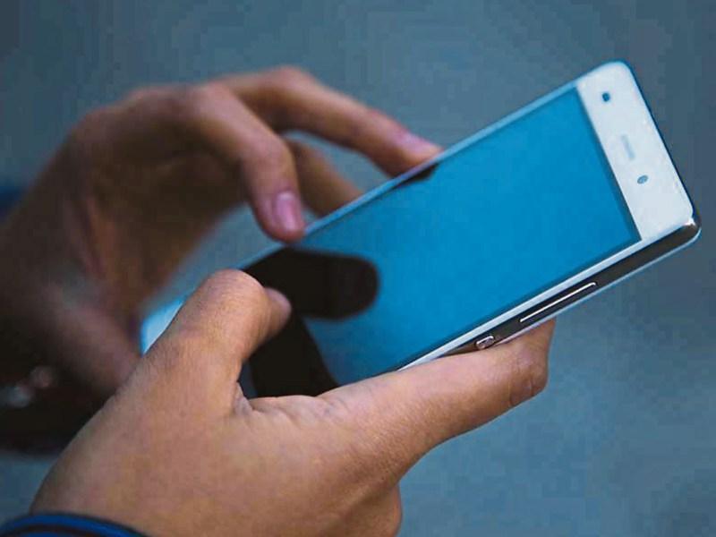 Politician says smartphones should be banned in all primary schools