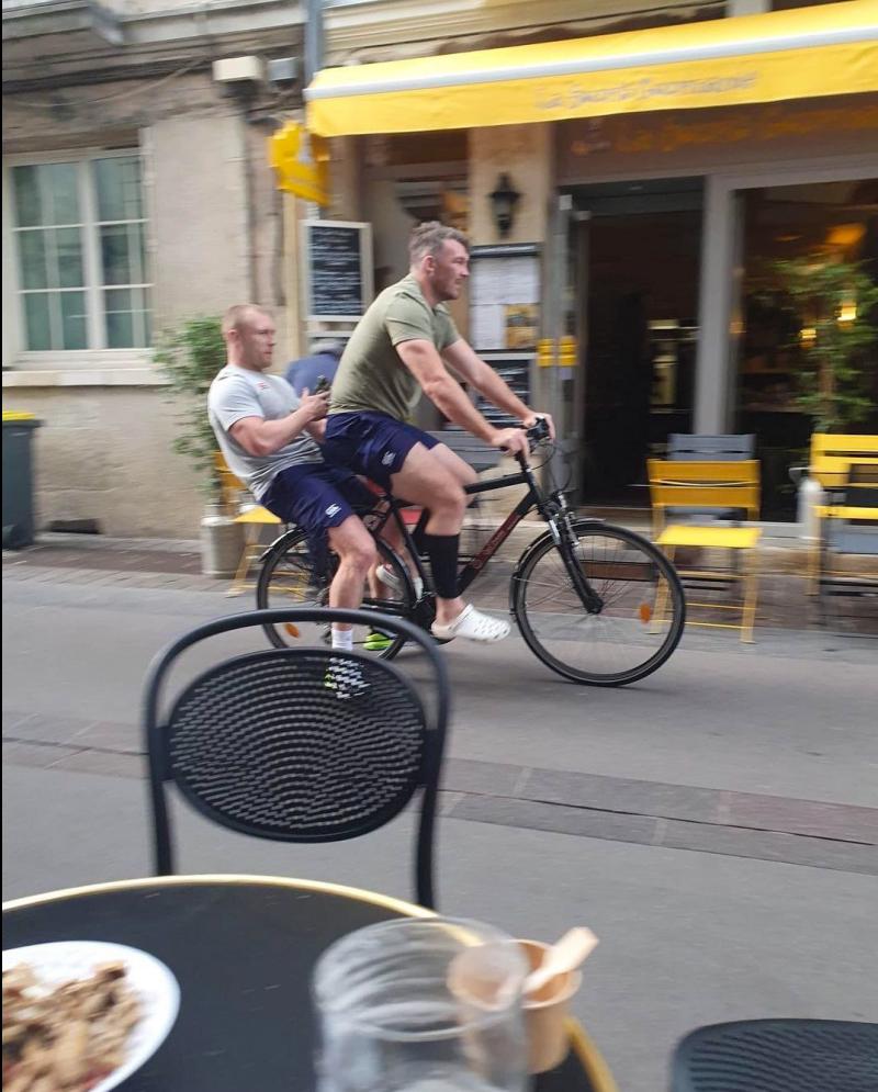  National: Irish rugby players spotted cruising down Parisian street on alternate transport 